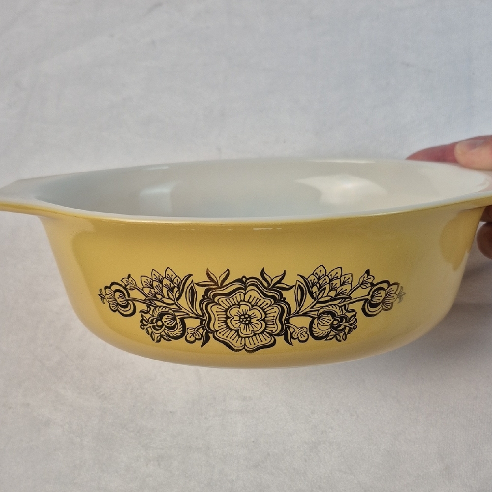 Vintage Pyrex 043  1 1/2 QT. Casserole Dish Golden Rosette (NO LID)